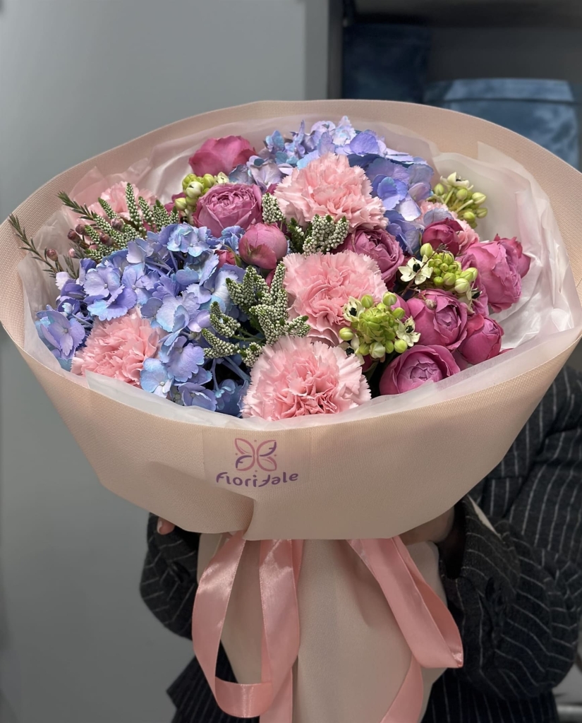 klassicheskiy-buket-velyvet-nayt:-buket,-kotoryy-nadolgo-ostaetsya-v-pamyati