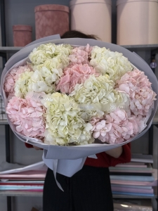 buket-gortenziy-yuni:-tselaya-vselennaya-v-bukete