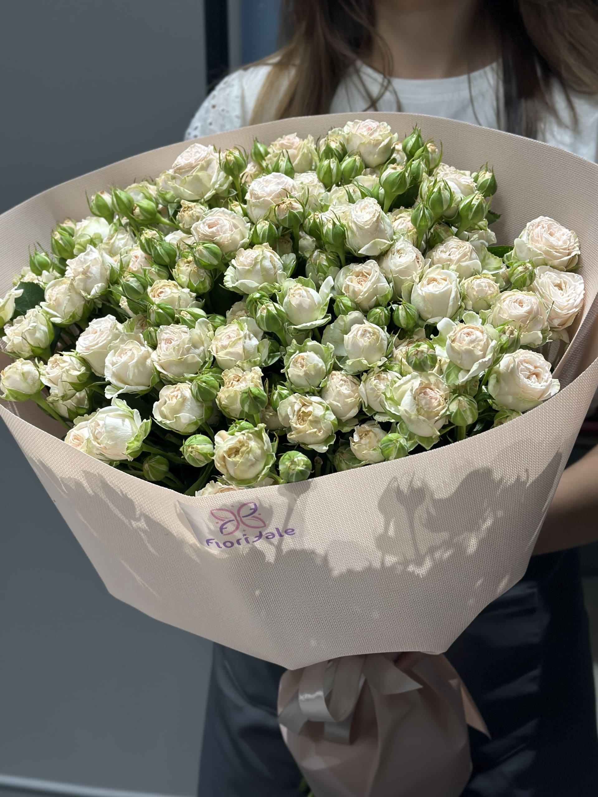 buket-kustovyh-roz-idealy:-luchshiy-vybor-dlya-pervogo-svidaniya